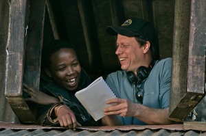Presley Chweneyagae e Gavin Hood durante a filmagem de Tsotsi